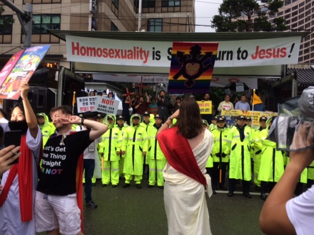 Jesus faces the crowd