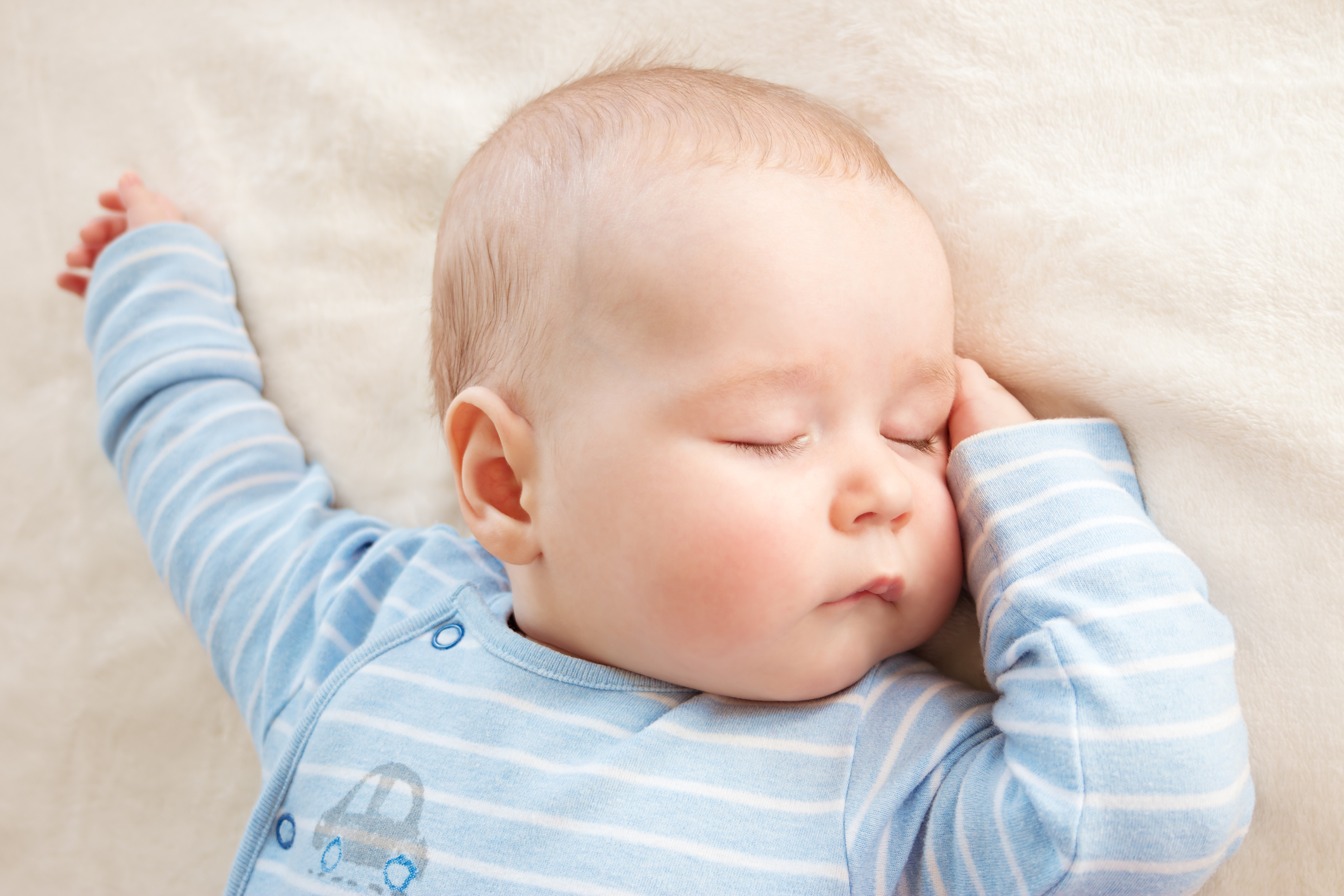 婴儿能侧身睡觉吗（婴儿侧睡和平躺哪个对头型更好）-幼儿百科-魔术铺