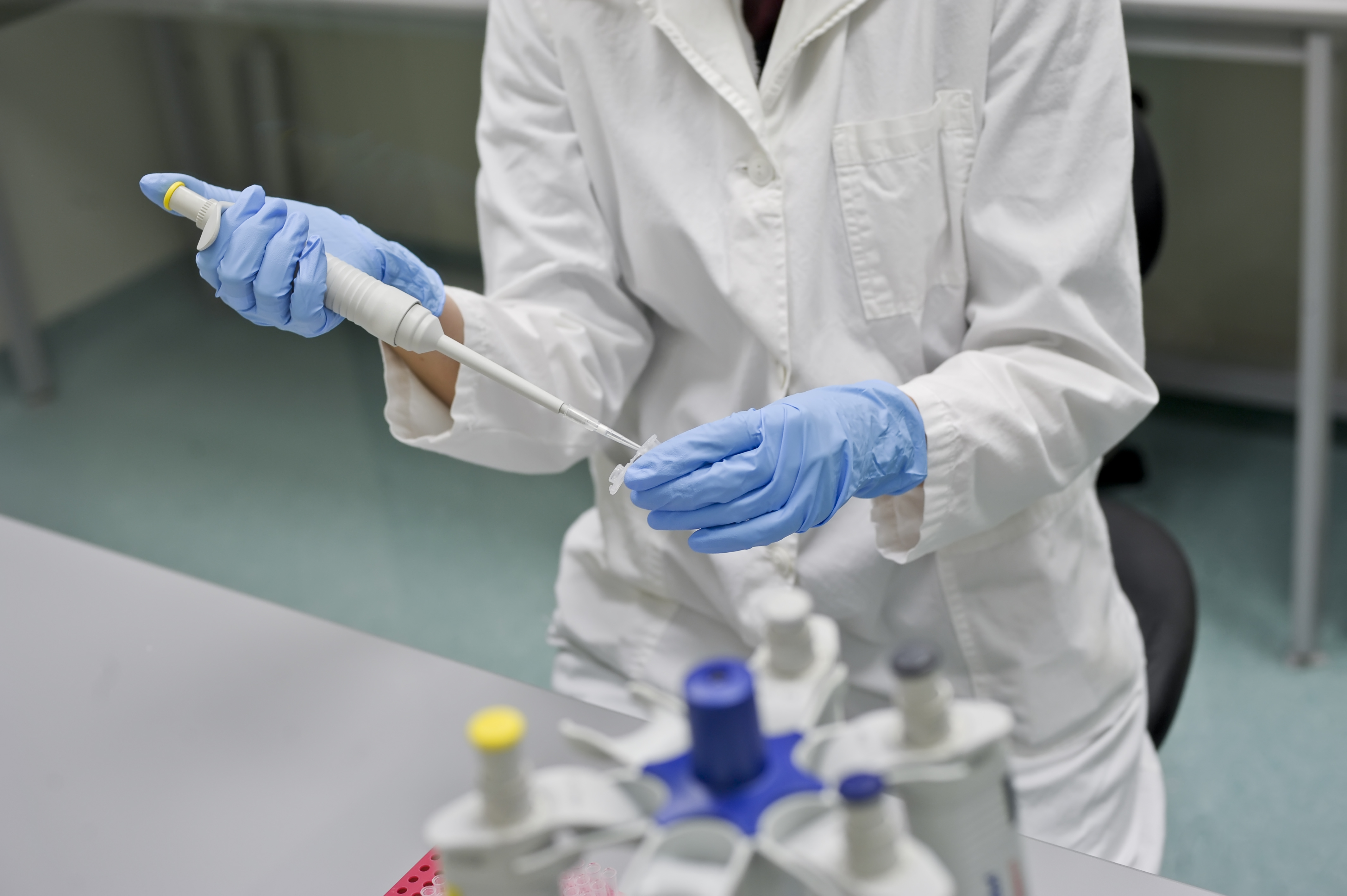 A lab associate in blue gloves performing a DNA test (Thinkstock/PA)