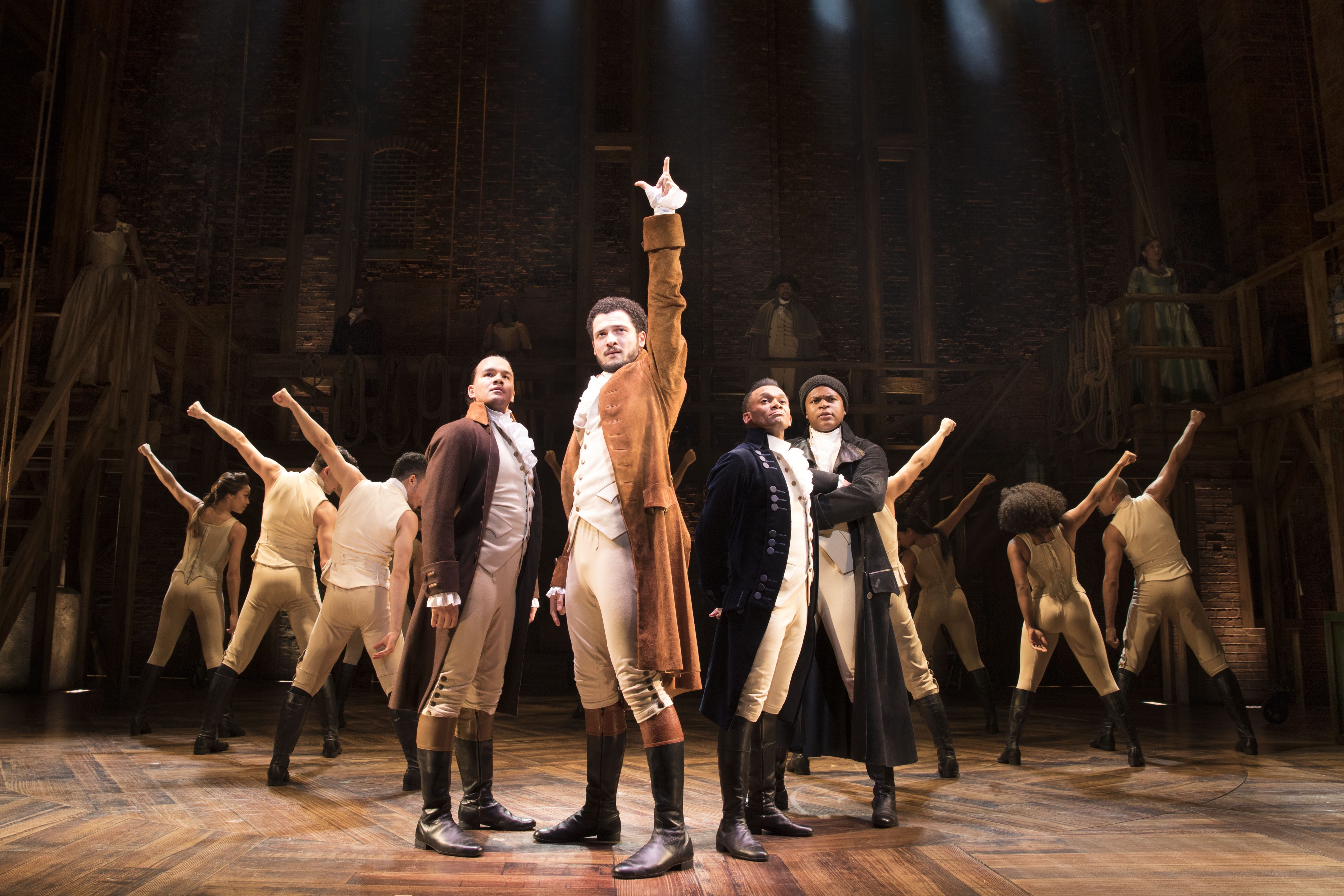 Jamael Westman (centre) as Alexander Hamilton (Matthew Murphy)