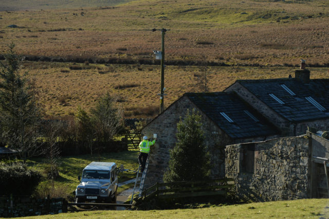 EE unveils shoebox-sized router to boost bumpkin broadband