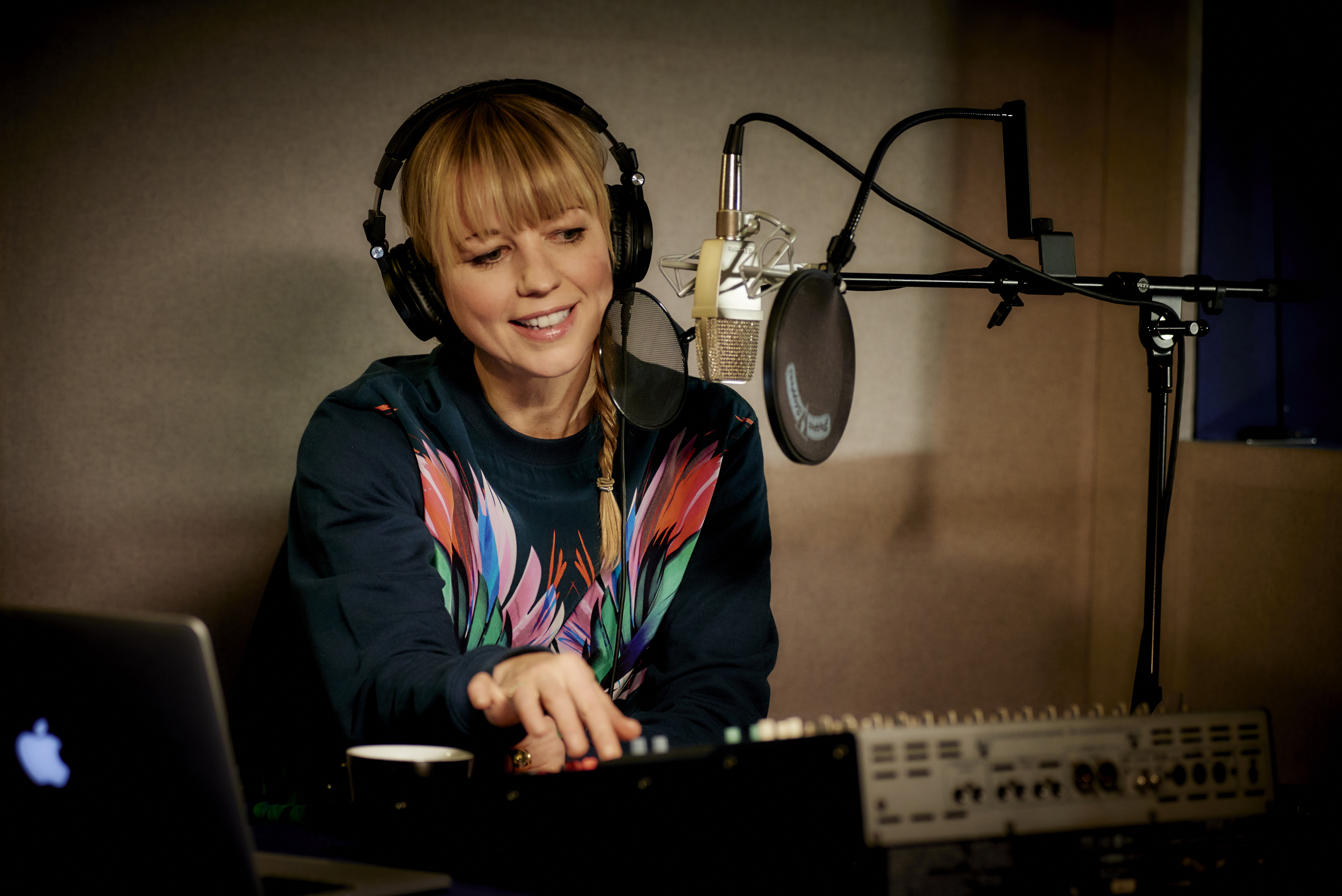 Sara Cox working on her show (ACUVUE/PA)