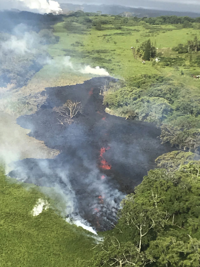 A new fissure opens up near Paho