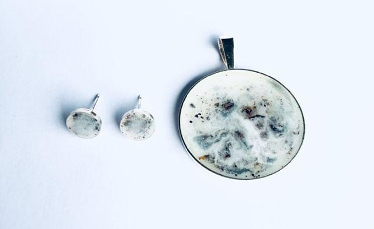 Umbilical cord jewellery from Iddy Biddy Buddha Designs
