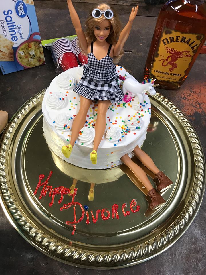 Now that's how you decorate a divorce cake