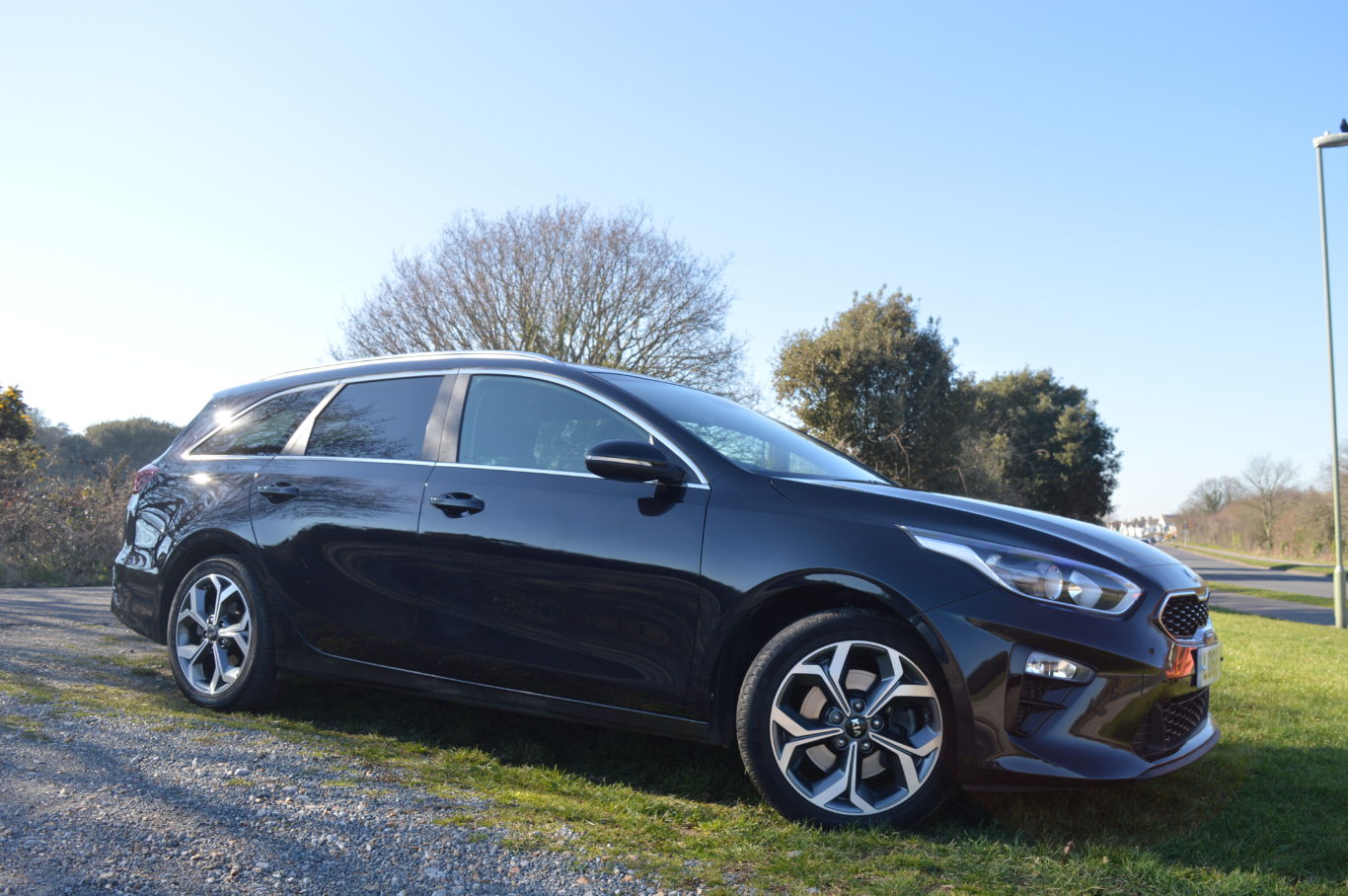 Large alloy wheels help the Kia stand out