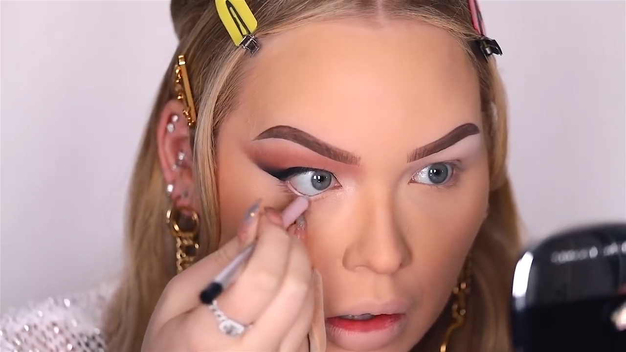 Screenshot from NikkieTutorials make-up video featuring Snoop Dogg narrating