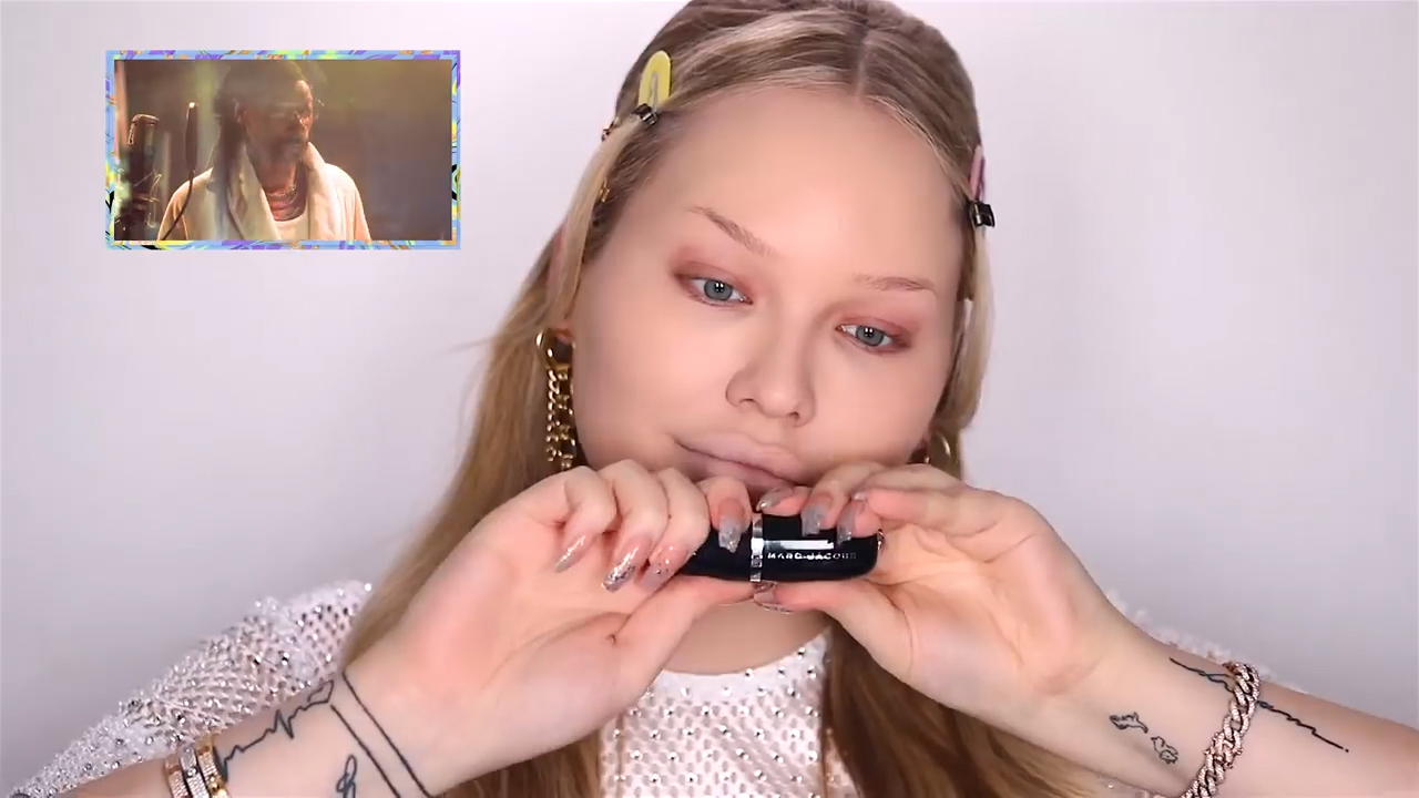 Screenshot from NikkieTutorials make-up video featuring Snoop Dogg narrating