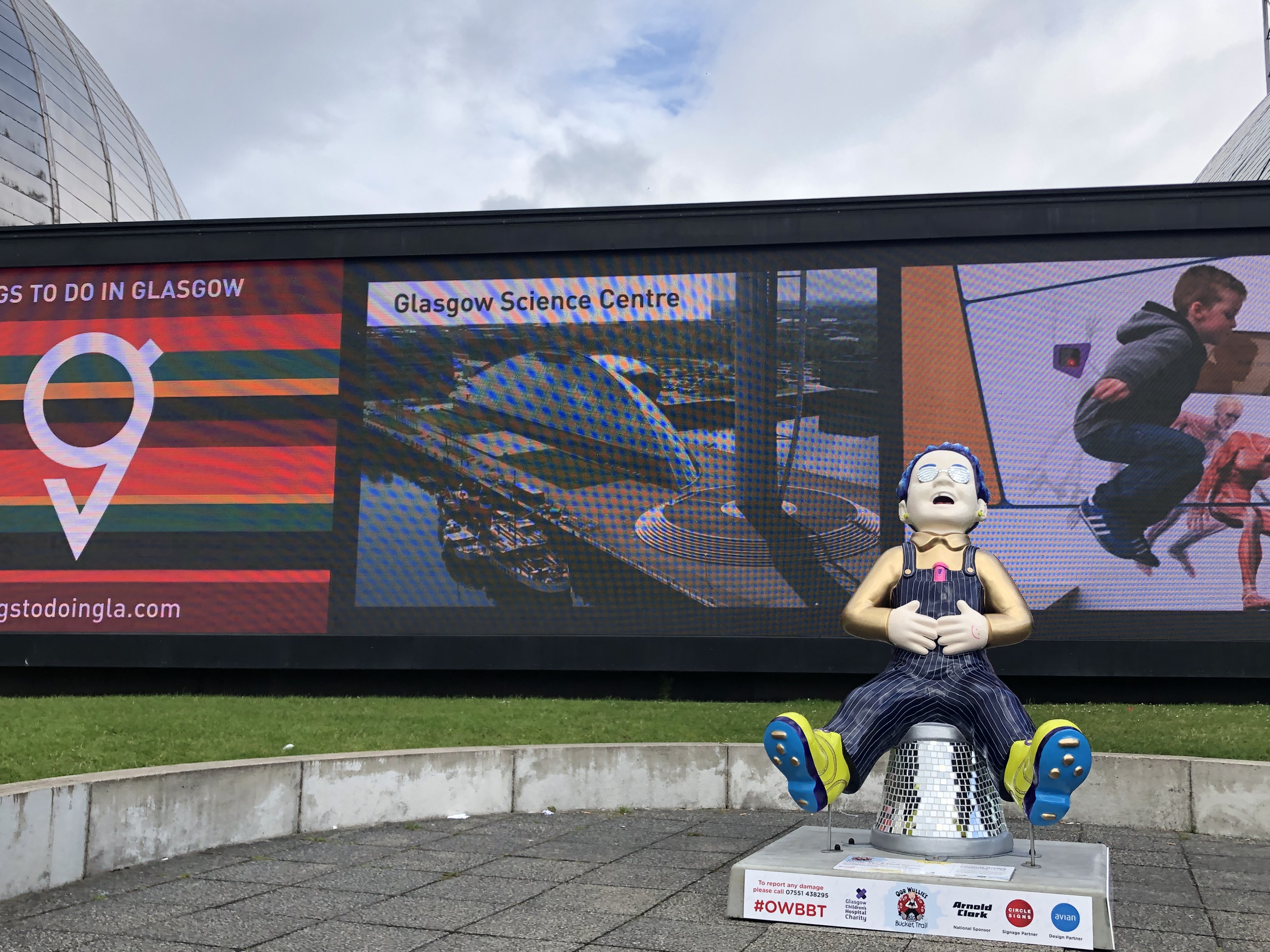 Oor Wullie on a glitter ball-style bucket in Glasgow