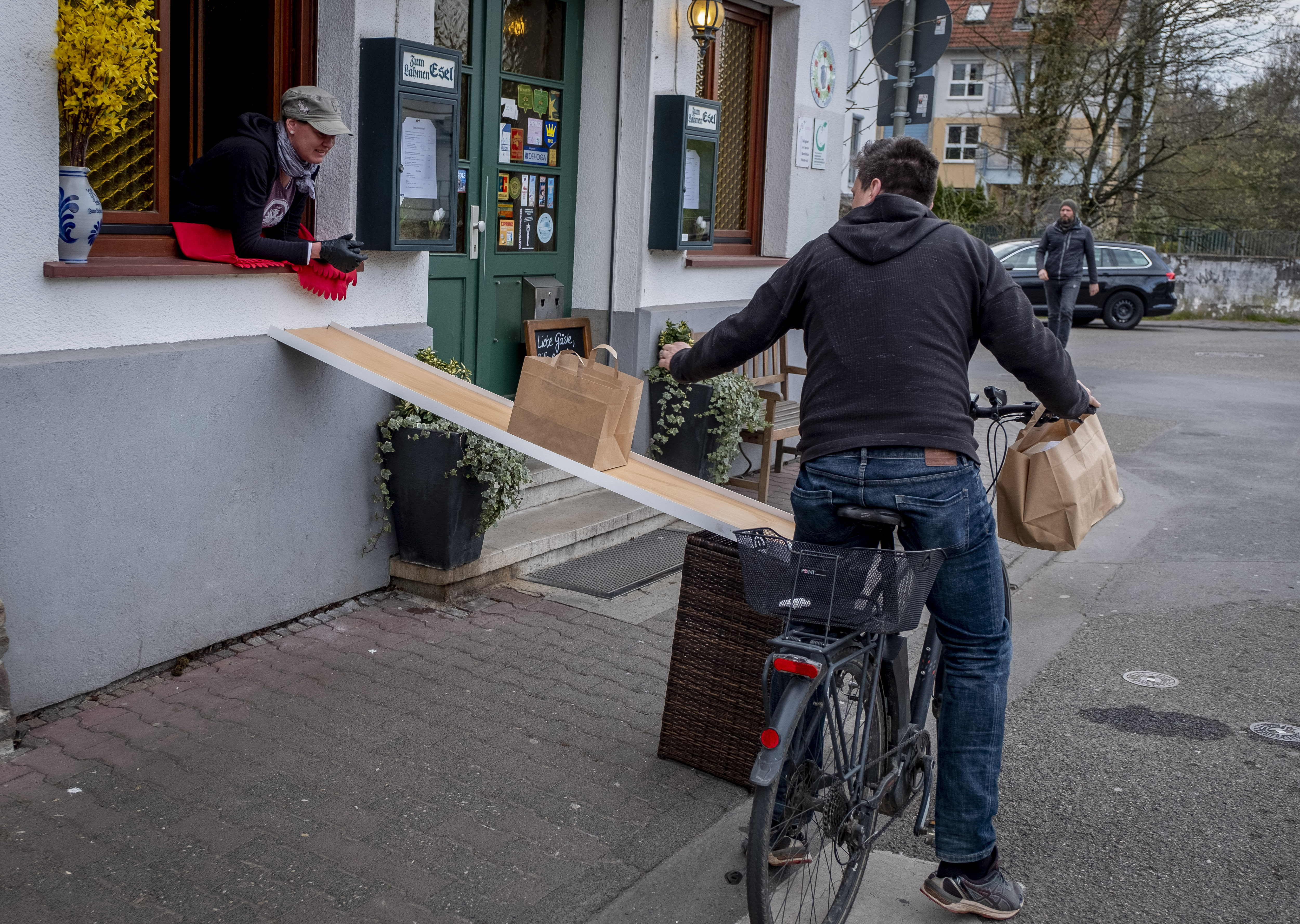 A cyclist picks up a takeaway in Frankfurt (