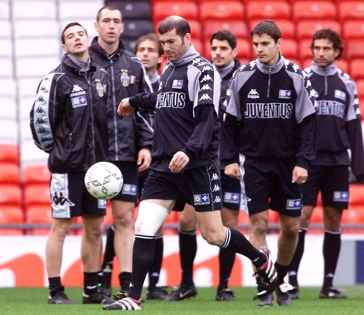 Juventus' Zinedine Zidane (front, bandaged knee) is watched by team-mates during training at Old Trafford, in preparation for their UEFA Champions League Semi-Final first-leg football match against Manchester United