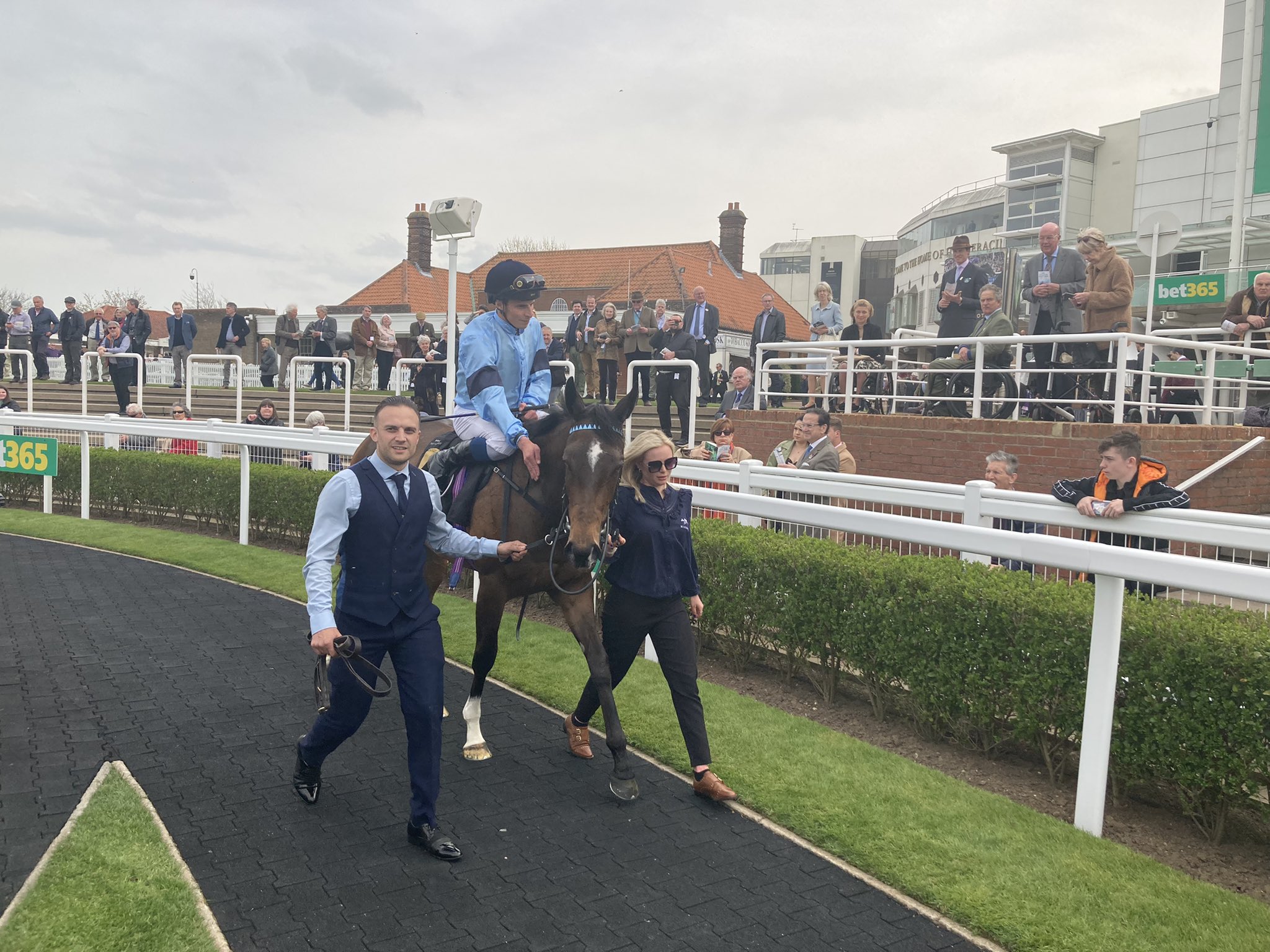 William Buick returns with Cachet