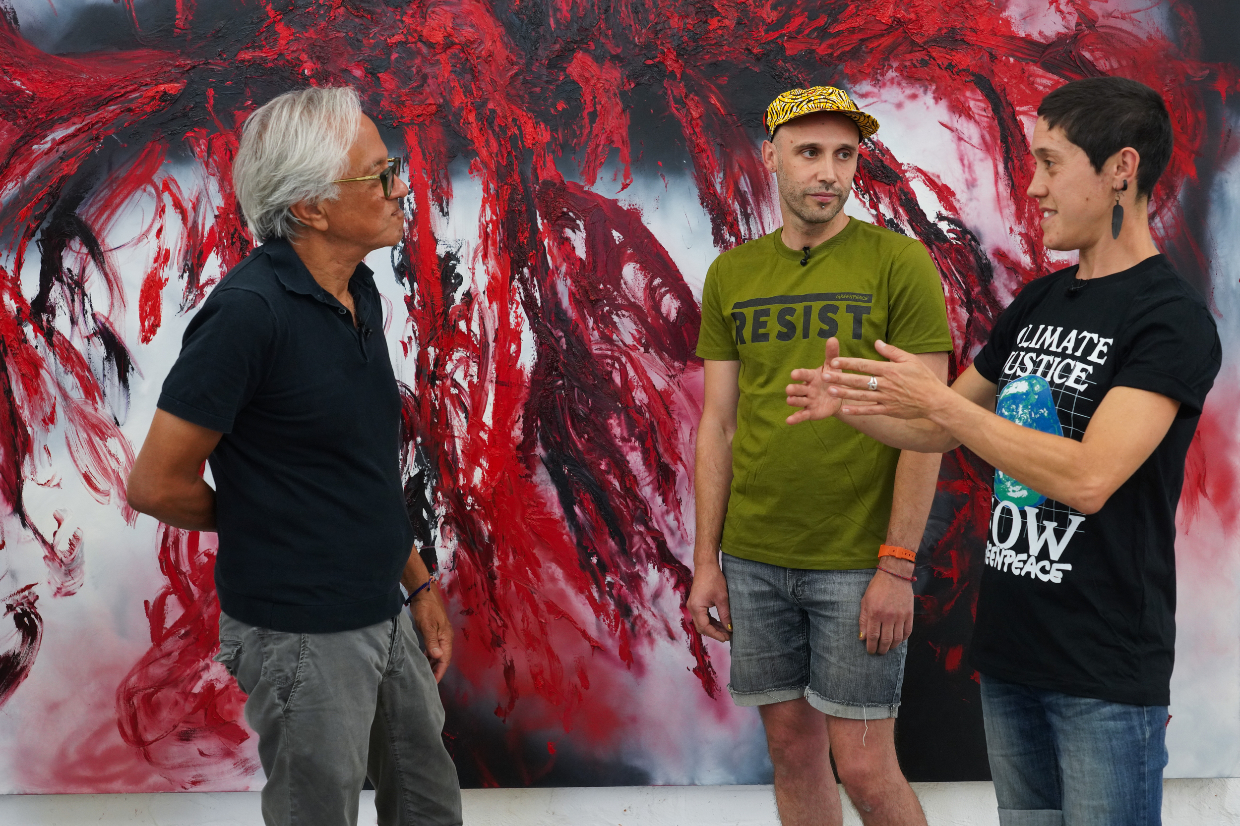 Anish Kapoor chatting with Greenpeace activists Benji and Poppy