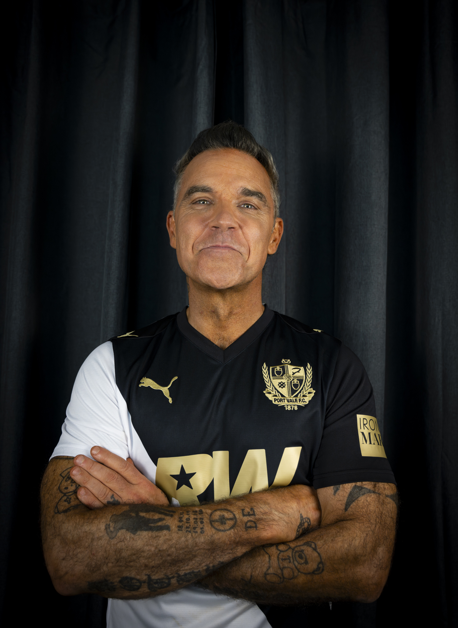 Robbie Williams models the new Port Vale kit he is sponsoring