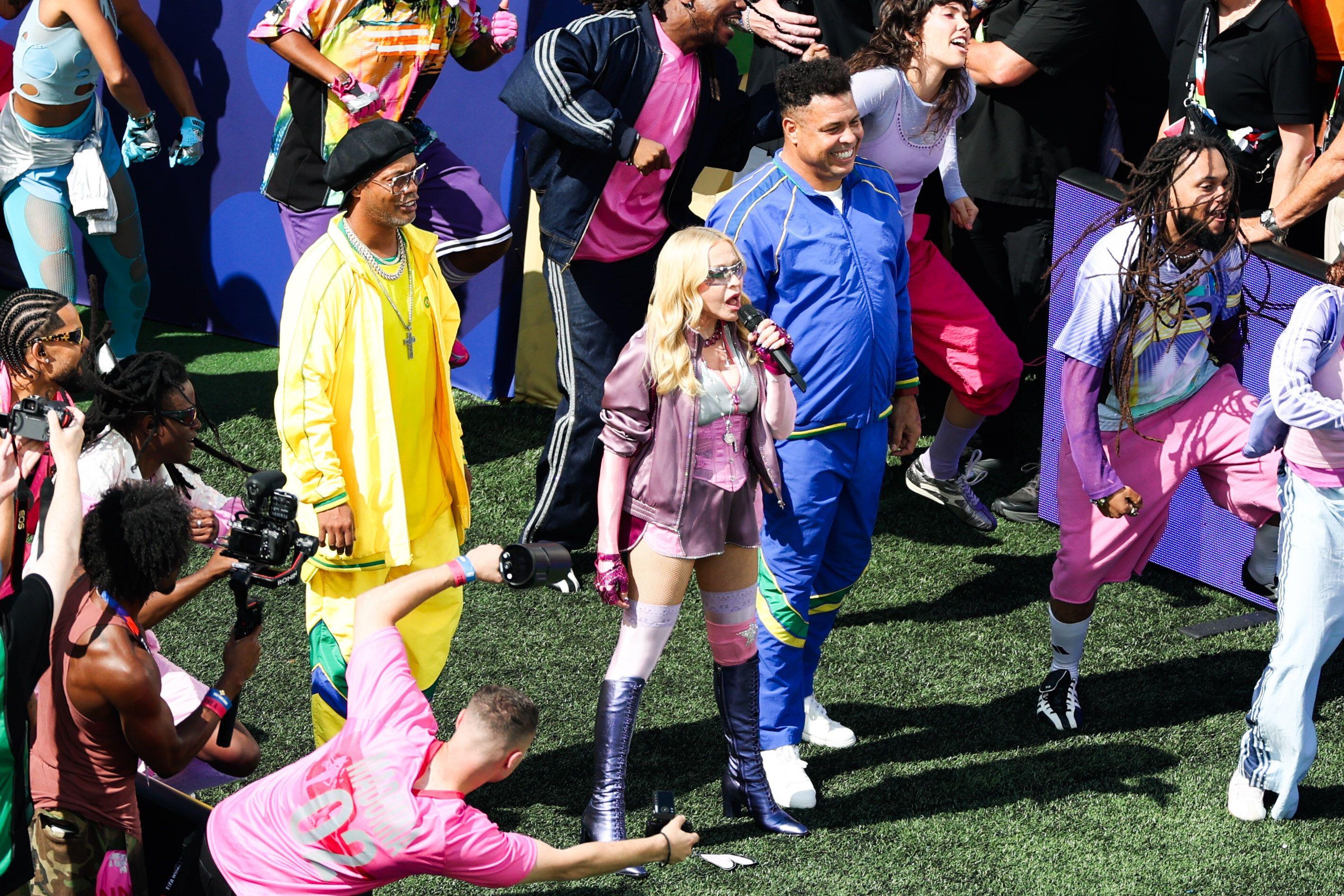 Madonna performs alongside Brazilian football legends Ronaldo and Ronaldinho during the halftime show of the World Cup final between Spain and Argentina at New York New Jersey Stadium, in East Rutherford, United States, on Sunday, July 19, 2026.(Foto: Van
