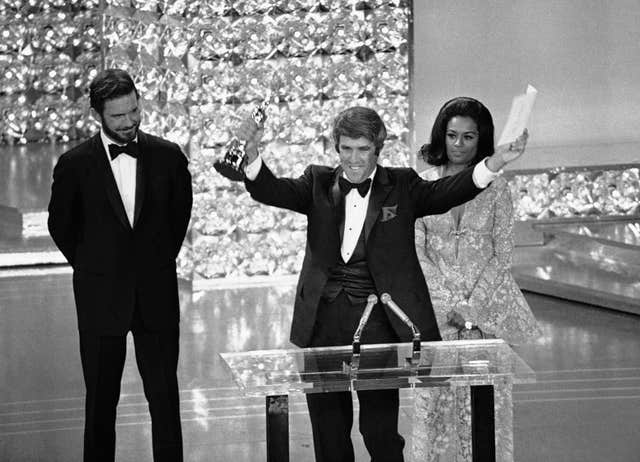 Bacharach accepts the Oscar for Best Original Score for Butch Cassidy And The Sundance Kid