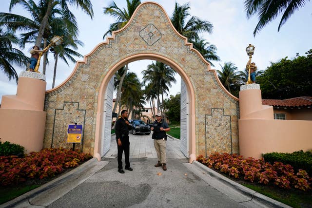 A Uniformed Secret Service officer stands at the entrance to former President Donal Trump’s Mar-a-Lago estate in Palm Beach, Florida, on Tuesday