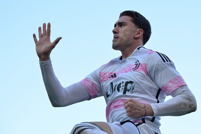 Juventus kept pace with the league leaders thanks to Dusan Vlahovic's late winner