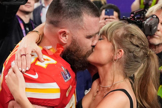 Taylor Swift Travis Kelce kissing