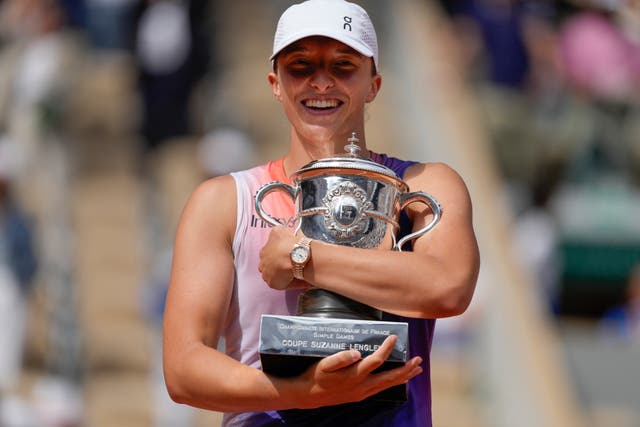 Iga Swiatek hugs the French Open trophy