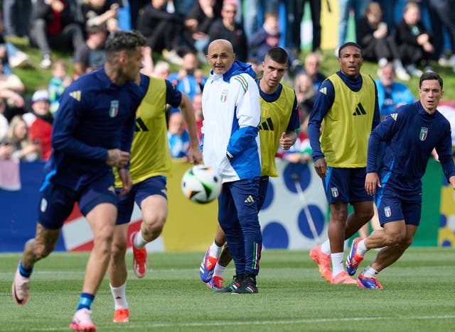 Italy’s head coach Luciano Spalletti (centre) in a training session 