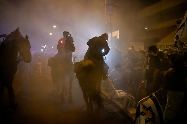 Police disperse Israeli protesters