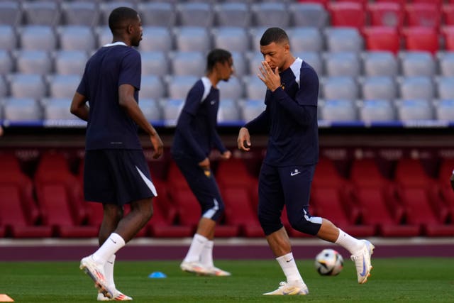 Mbappe feels his nose during France training