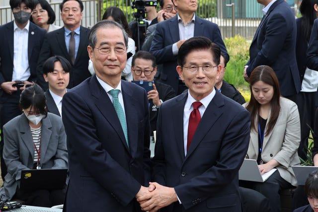 Kim Moon Soo, right, and Han Duck-soo