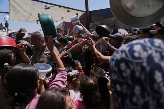 Palestinians struggle to get donated food