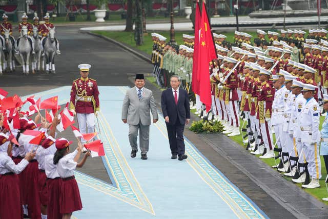 Li Qiang walking alongside Prabowo Subianto during an honour guard