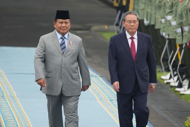 Li Qiang walking alongside Prabowo Subianto