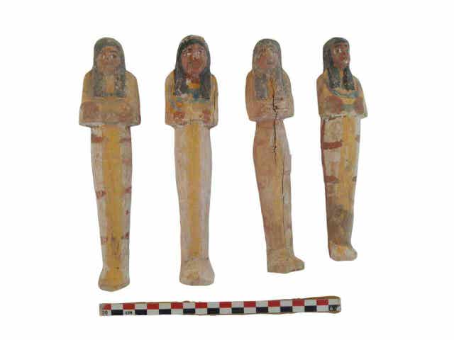 Artifacts found in the tombs