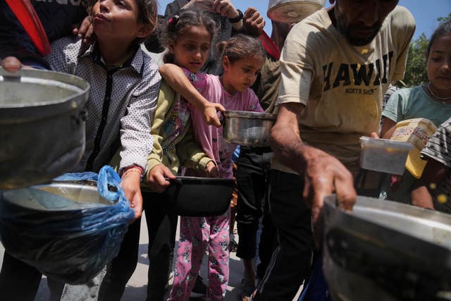 Palestinians receive food