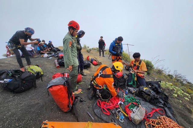 Rescuers prepare for the evacuation operation for Juliana Marins,
