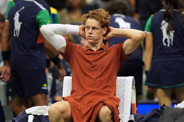 Jannik Sinner takes a break between sets