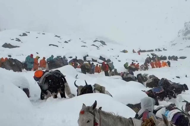 China Everest Hikers Trapped