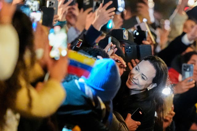 Maria Corina Machado with the crowd in front of the Grand Hotel in Oslo