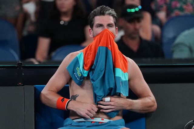 Cameron Norrie changes his shirt