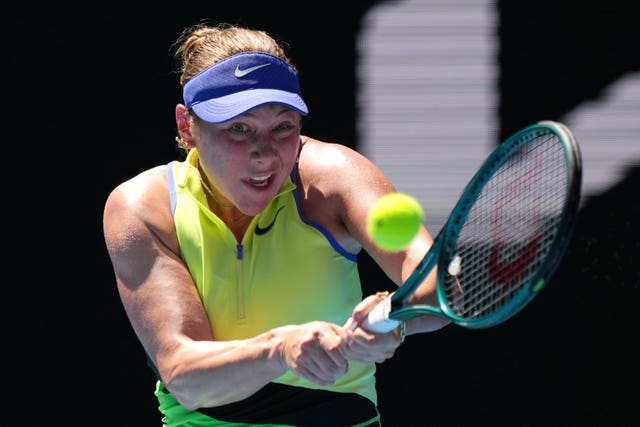 Amanda Anisimova hits a backhand