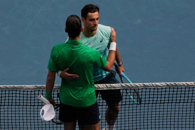 Novak Djokovic, leftm=, consoles Lorenzo Musetti