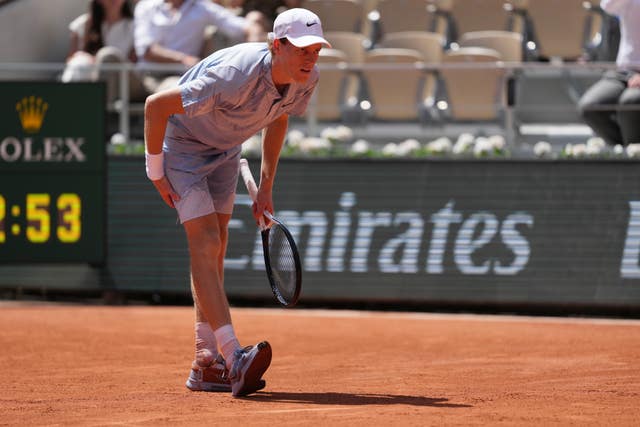 Jannik Sinner stretches out his leg