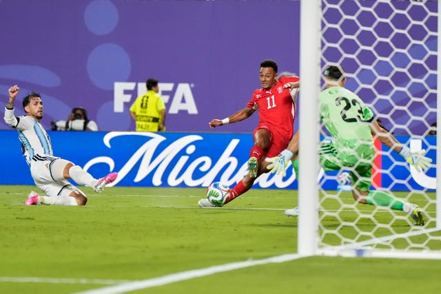 Switzerland’s Dan Ndoye (11) scores