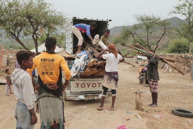 Displaced Yemenis prepare their camp