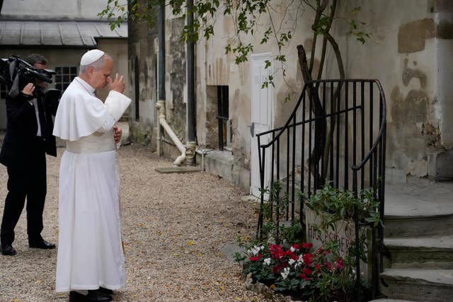 The Pope outside the Institut Catholique de Paris
