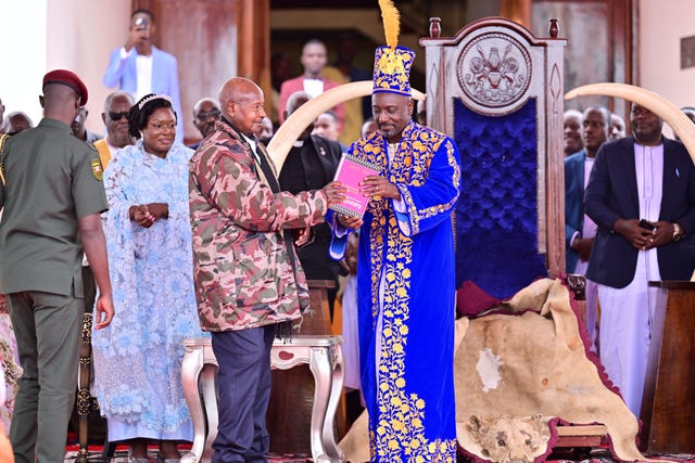 Edward Rukidi Kijanangoma, centre, is coronated as king of Uganda’s traditional Tooro Kingdom