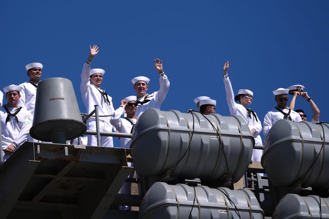 A long-awaited homecoming for the USS Lincoln crew, in photos