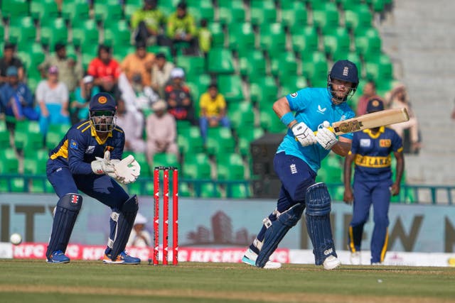 England’s Ben Duckett, right, plays a shot as Sri Lanka’s Kusal Mendis watches