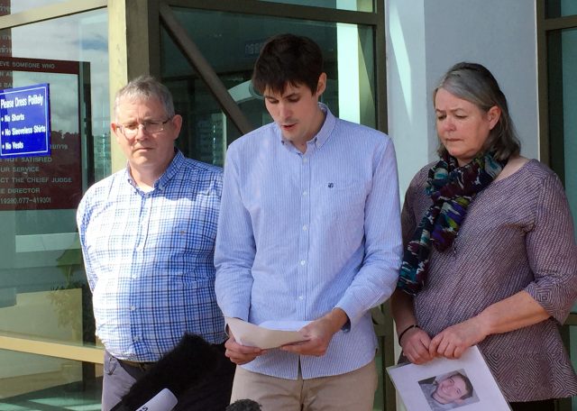 Michael Miller, flanked by his parents Ian and Sue, outside Koh Samui provincial court in 2015.
