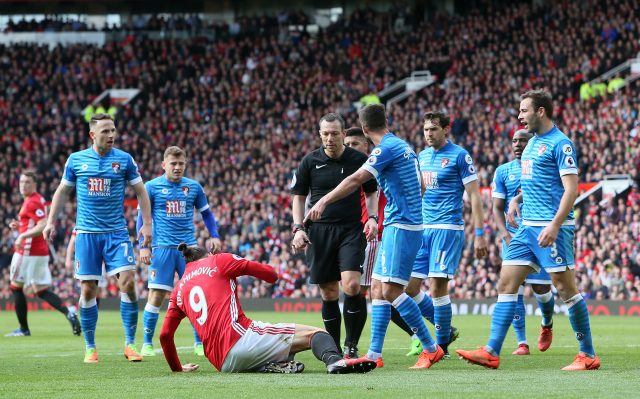 Surman appeals to referee Kevin Friend (Richard Sellers/Empics)