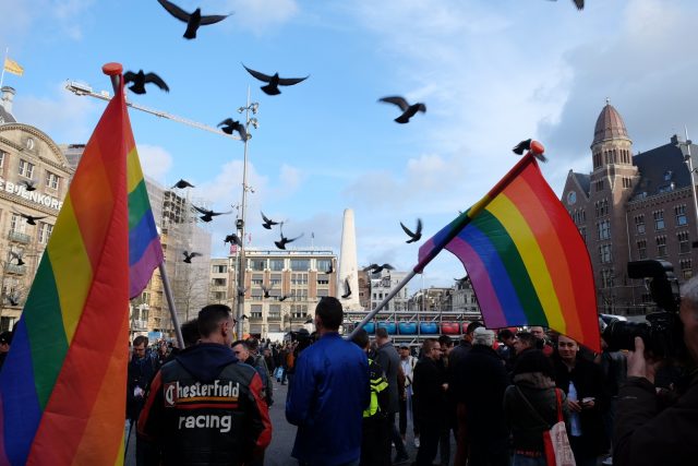 Dutchmen go hand-in-hand to support gay rights